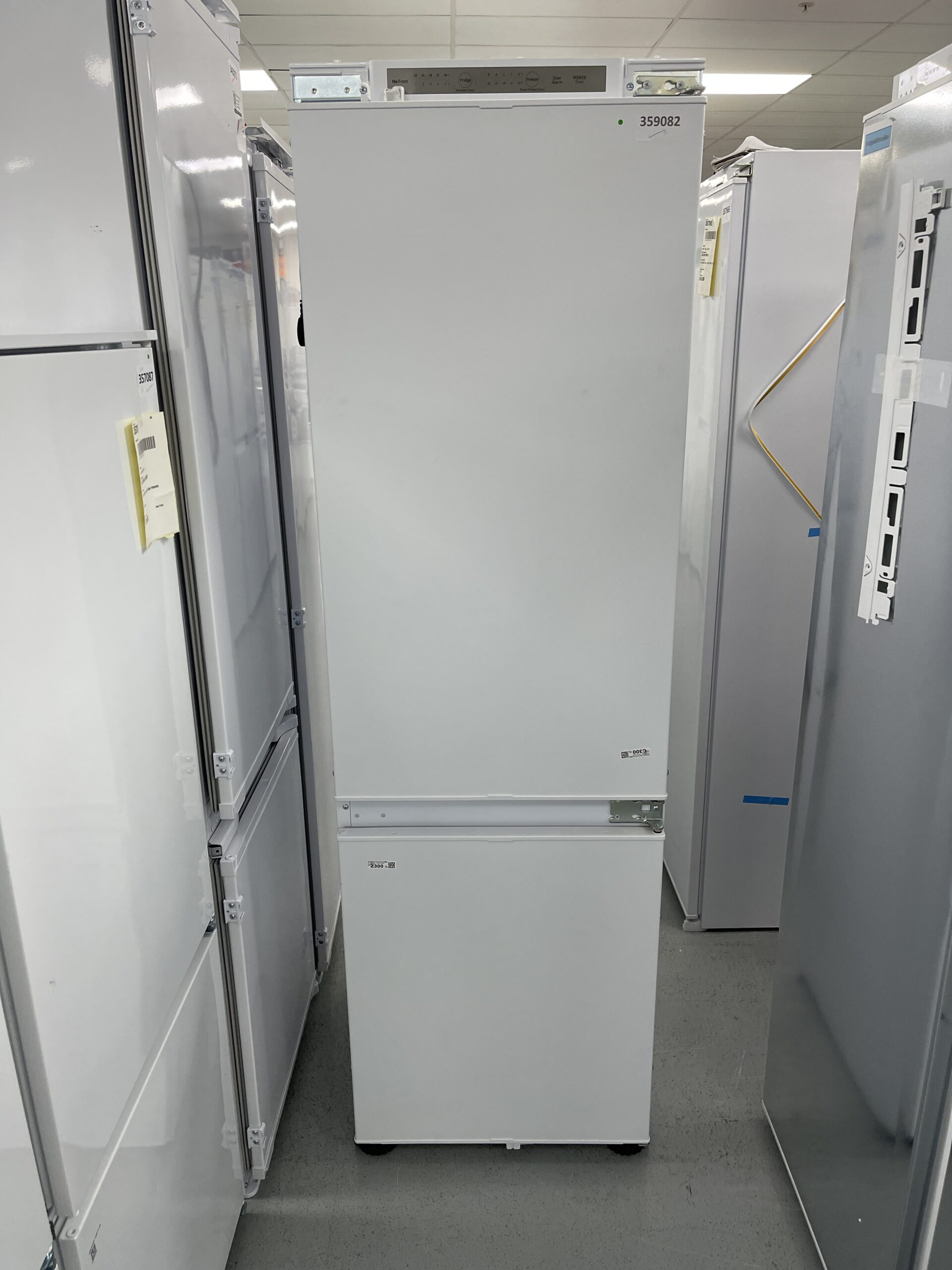 Samsung Series 5 BRB26600FWW Integrated 70/30 Total No Frost Fridge Freezer with Sliding Door 